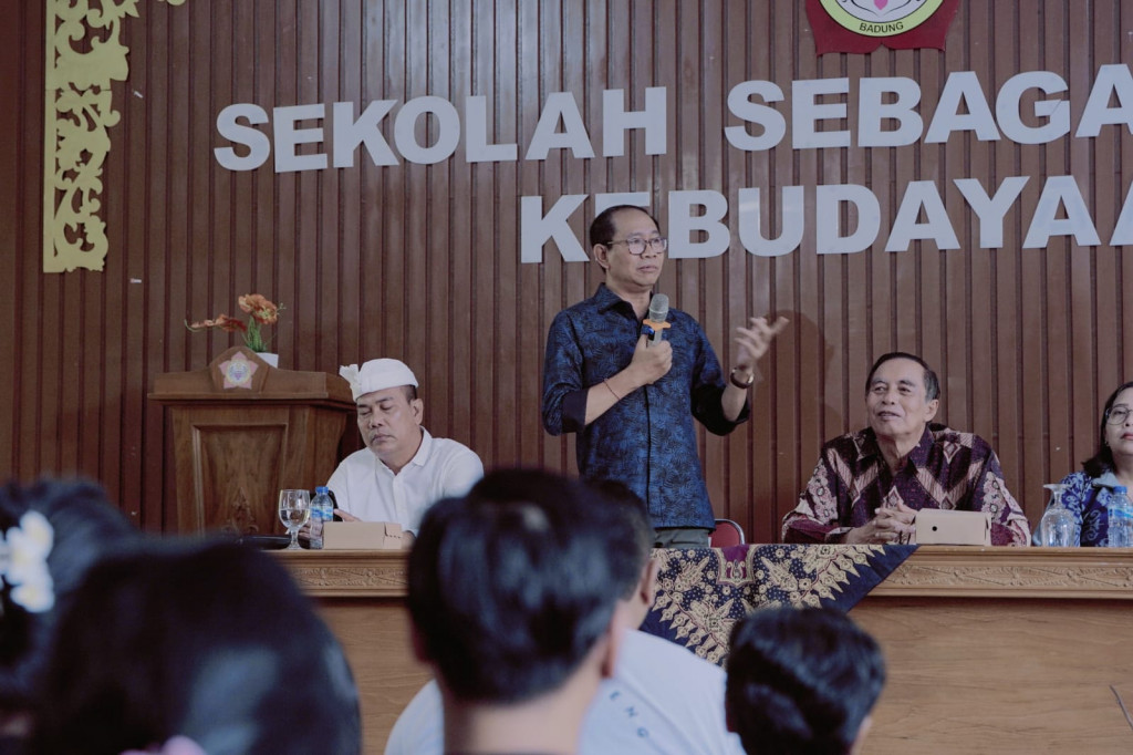 Jadi Narasumber di SMK Pratama Widya Mandala Badung